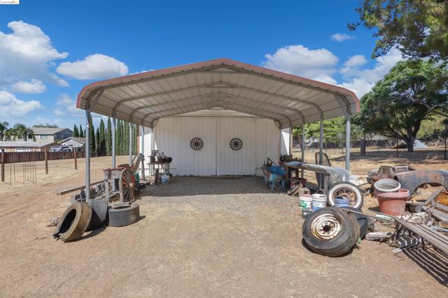 2921 Anderson Ln, Brentwood CA: https://media.crmls.org/mediaz/b447a20e-deb4-41c6-aad8-a7044922068c.jpg