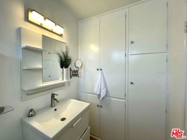 1453 S Westgate Avenue, Los Angeles CA: https://media.crmls.org/mediaz/b4494a70-17c3-40bf-9a39-b97fbd67d094.jpg