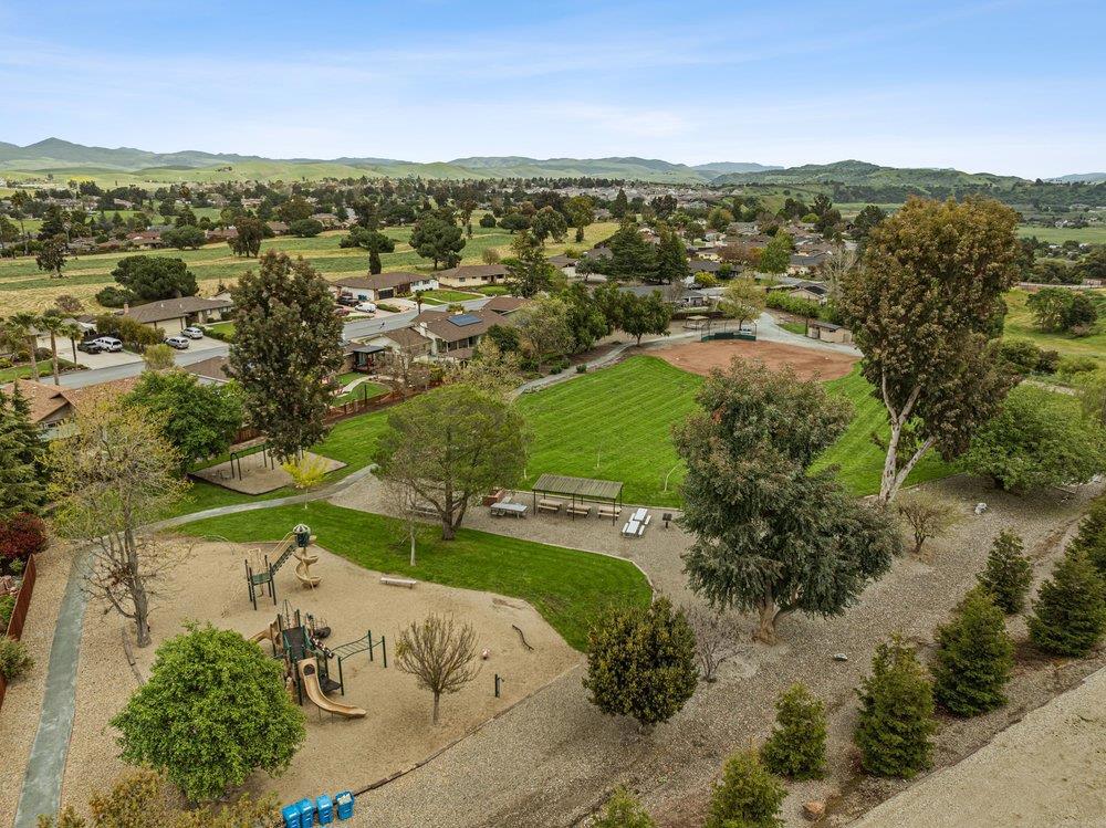 https://media.crmls.org/mediaz/b44b3197-7ef1-470f-ac16-c22170529881.jpg?preset=X-Large