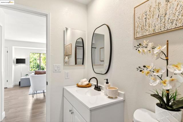 221 Village Pl, Martinez CA: https://media.crmls.org/mediaz/b44b3450-81c5-4ccd-85a4-c8480af959fa.jpg