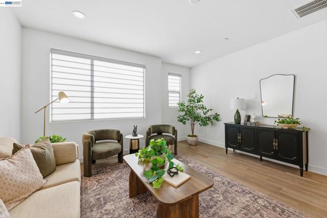 931 Edy Ln, Oakland CA: https://media.crmls.org/mediaz/b44eeb6f-3850-41e4-89c2-da794f03867e.jpg