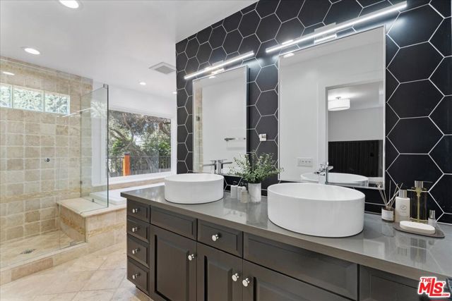 21171 Colina Drive, Topanga CA: https://media.crmls.org/mediaz/b44f6104-9976-43d0-aaa8-018b7ea07da2.jpg