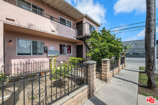 11887 Jefferson Boulevard, Los Angeles CA: https://media.crmls.org/mediaz/b44fd414-e1da-48a4-91b8-c7c881276716.jpg