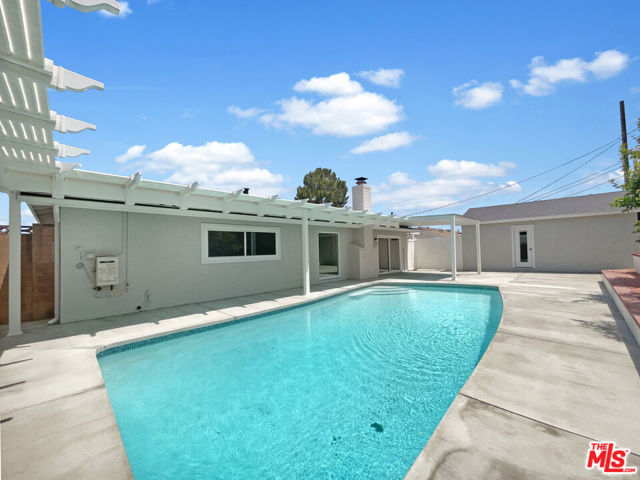 10011 Odessa Avenue, North Hills CA: https://media.crmls.org/mediaz/b45237c3-fe42-4d5f-9de7-5da8aaf73df8.jpg