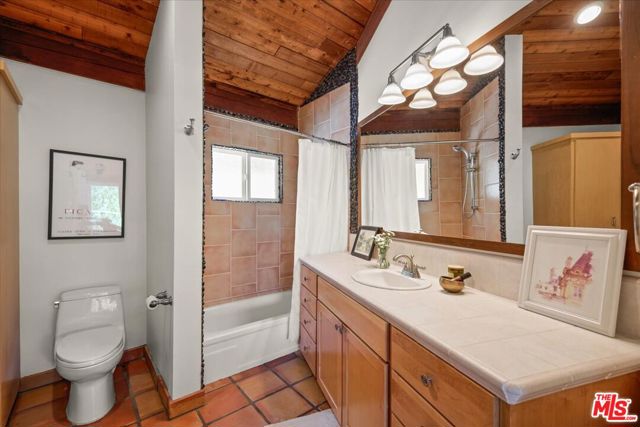 1746 Deerhill Trail, Topanga CA: https://media.crmls.org/mediaz/b4529495-02dd-4078-93e9-8ef6fef44e14.jpg