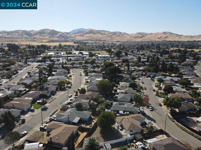4304 Belle Dr, Antioch CA: https://media.crmls.org/mediaz/b452a4a6-6d13-4cb6-9064-2d28f8a591c3.jpg