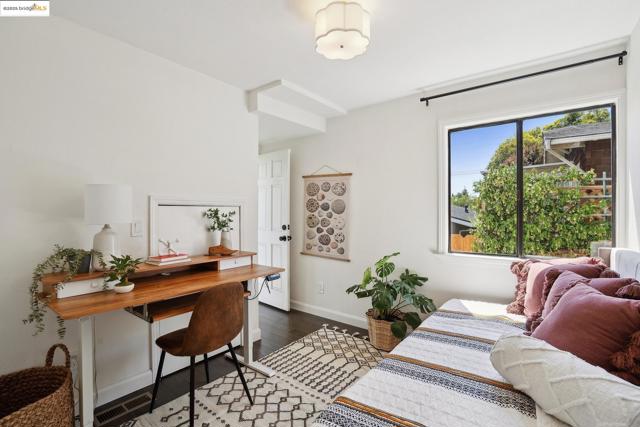 3360 Arizona St, Oakland CA: https://media.crmls.org/mediaz/b452c637-e9d3-4203-b158-9d3840fd04dd.jpg