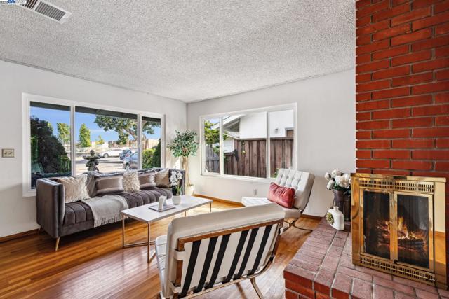 413 Grand St, Alameda CA: https://media.crmls.org/mediaz/b452dfb1-5514-4ddc-9105-1ba3bf7308a6.jpg