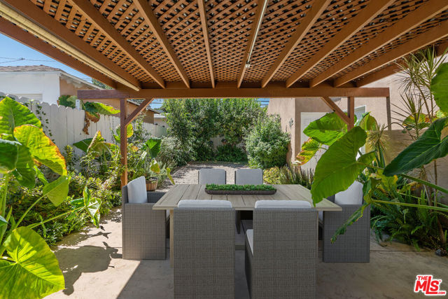 4823 Topanga Canyon Boulevard, Woodland Hills CA: https://media.crmls.org/mediaz/b4531a97-eb0e-4f51-aaac-c1bda63db387.jpg