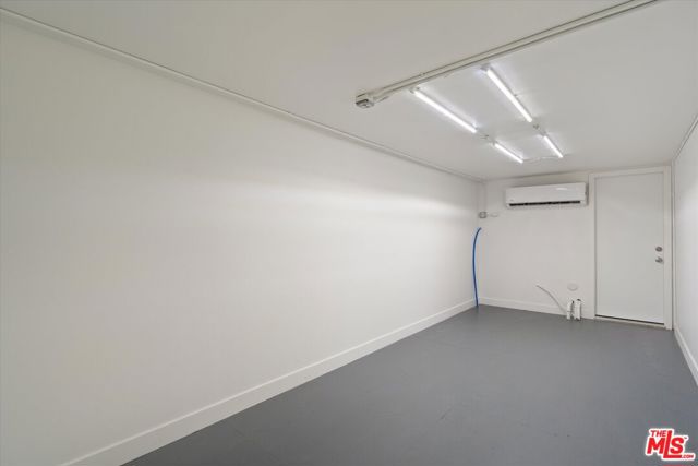 22960 Cass Avenue, Woodland Hills CA: https://media.crmls.org/mediaz/b454a5a3-6b34-4d52-8e24-5e0a0bf48389.jpg