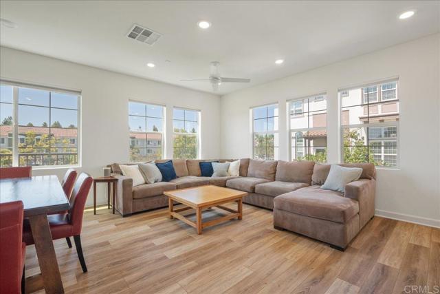 Detail Gallery Image 8 of 34 For 4366 Pacifica Way #5,  Oceanside,  CA 92056 - 4 Beds | 3/1 Baths
