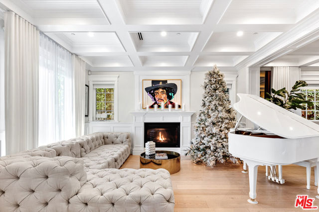 5000 Petit Avenue, Encino CA: https://media.crmls.org/mediaz/b455733b-0f47-4dd5-ac9b-05e23a9a6488.jpg