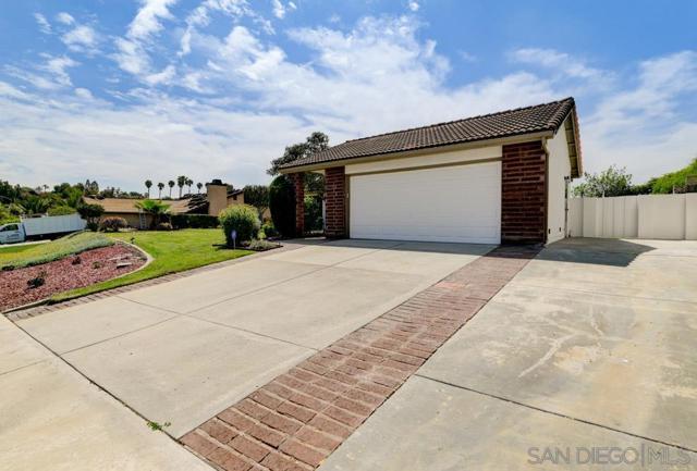 4635 Briar Ridge Rd, Oceanside CA: https://media.crmls.org/mediaz/b4561a3c-1b36-4313-8c88-9c796c994e24.jpg