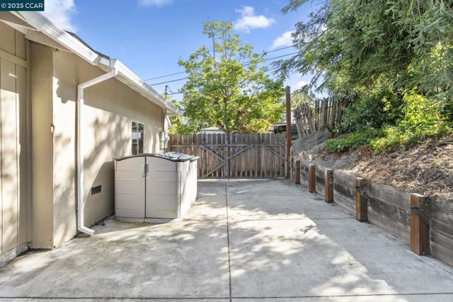 3348 Betty Ln, Lafayette CA: https://media.crmls.org/mediaz/b4575943-6deb-4f72-8949-86faa4fb909e.jpg