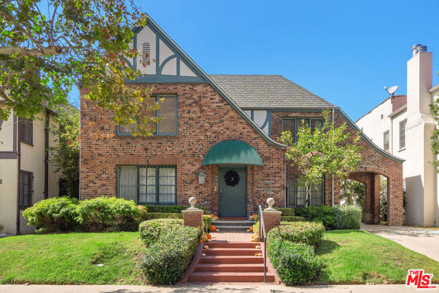 135 N Orange Drive, Los Angeles CA: https://media.crmls.org/mediaz/b457c5fd-634b-4a7a-b221-05f532f3c536.jpg