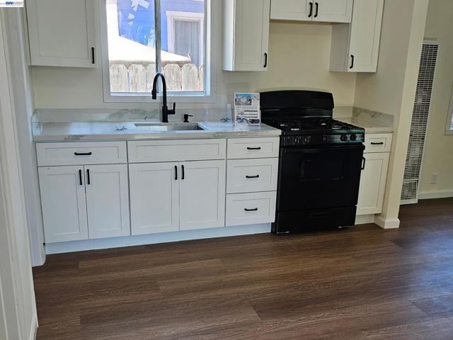 1130 61St Ave, Oakland CA: https://media.crmls.org/mediaz/b457e925-c8d1-4e54-908c-eed3773ed673.jpg