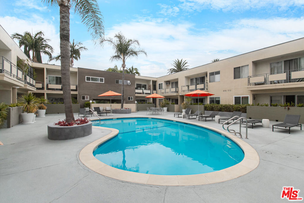 1233 N Laurel Avenue #209