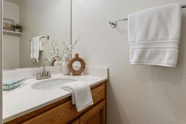 2490 Bear Rock Gln, Escondido CA: https://media.crmls.org/mediaz/b4587629-e15f-48eb-9ec5-a109119684c7.jpg