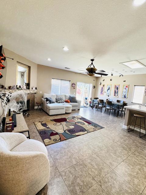 40567 Broadmoor Drive, Indio CA: https://media.crmls.org/mediaz/b458bfea-9455-46fc-af1f-f128eb27e33b.jpg