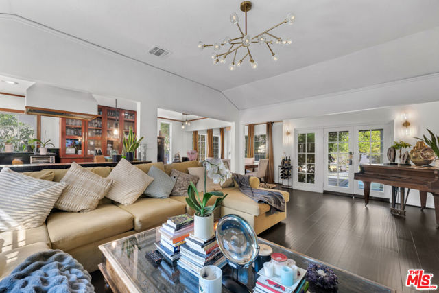 5341 Mecca Avenue, Tarzana CA: https://media.crmls.org/mediaz/b45902b6-6045-4da8-b8f4-64efa9047d2a.jpg
