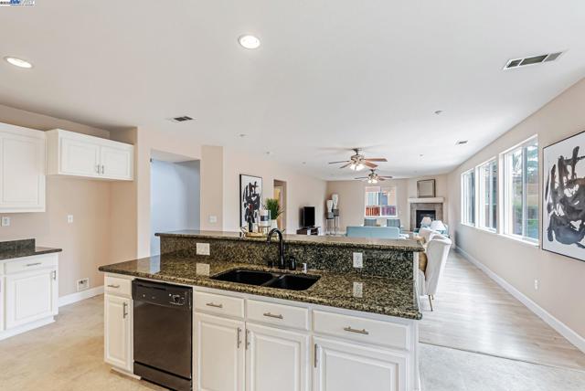 141 Pescara Blvd, Brentwood CA: https://media.crmls.org/mediaz/b459c563-ebfe-4cbf-b657-4cb3711bf39d.jpg