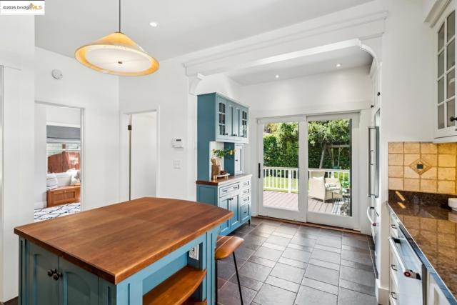 5490 Kales AVE, Oakland CA: https://media.crmls.org/mediaz/b45aada0-df86-4e48-b5bc-725af5c50973.jpg