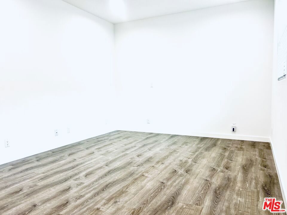 https://media.crmls.org/mediaz/b45b68e3-9d7c-451c-aed9-0f7071edc1e1.jpg?preset=X-Large