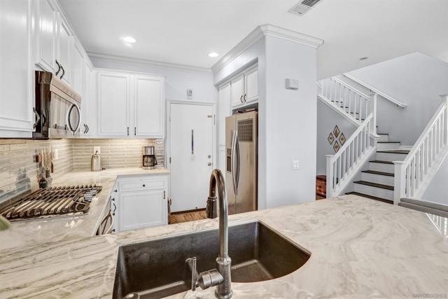 2816 Weeping Willow Rd, Chula Vista CA: https://media.crmls.org/mediaz/b45c5978-06ac-49ba-8e31-8a30536d1c8e.jpg