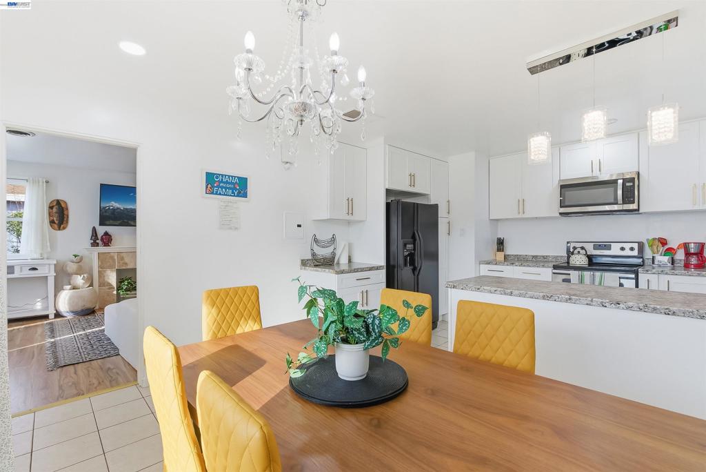 https://media.crmls.org/mediaz/b45e423a-f38b-482f-b08f-f0daba3f29c5.jpg?preset=X-Large