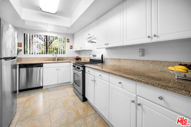 11911 Magnolia Boulevard, Valley Village CA: https://media.crmls.org/mediaz/b45e9c09-df6b-4b4a-b4e4-e0b503c91549.jpg