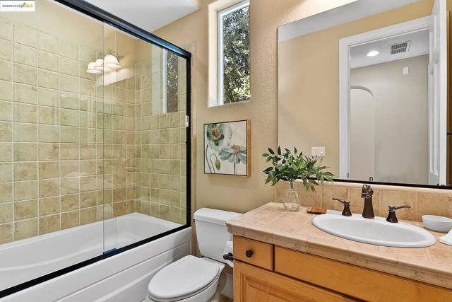 1101 Lafite Ct, Brentwood CA: https://media.crmls.org/mediaz/b45ecae8-bc99-4590-bd95-28cbb8afa9f8.jpg