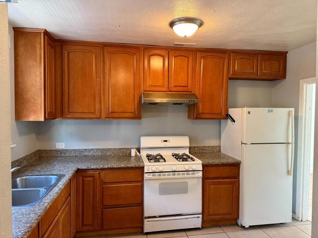 7800 Lockwood St, Oakland CA: https://media.crmls.org/mediaz/b45ed549-3e6e-454f-819a-00e1dab4733e.jpg
