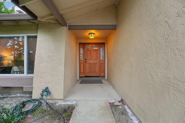 4942 Rocklin Dr, Union City CA: https://media.crmls.org/mediaz/b4607e5d-13af-4624-95e7-80f8ab98b9f3.jpg