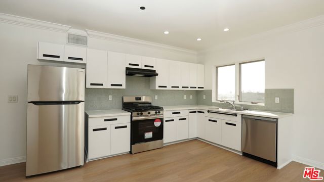 930 S Robertson Boulevard, Los Angeles CA: https://media.crmls.org/mediaz/b4615b5e-bb08-45a2-8692-0f56f534593e.jpg
