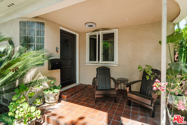 4426 Auckland Avenue, Toluca Lake CA: https://media.crmls.org/mediaz/b462027e-ee9e-4dae-8a0a-dc2bf085d896.jpg