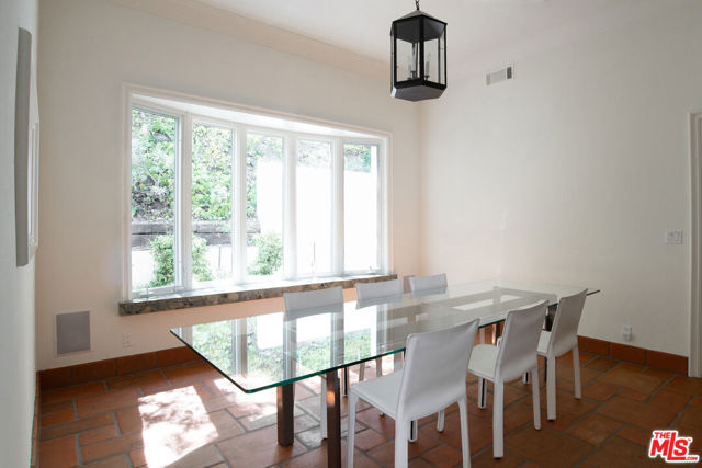 1031 Cove Way, Beverly Hills CA: https://media.crmls.org/mediaz/b46338ef-d3c6-4526-a468-46359ab964e4.jpg