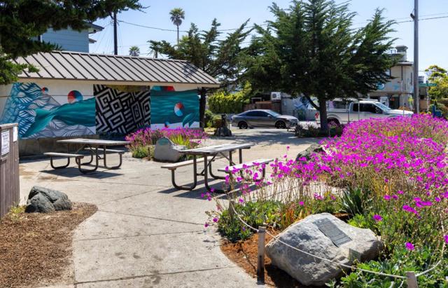 355 30th Avenue, Santa Cruz CA: https://media.crmls.org/mediaz/b463947c-5a26-43da-a253-d59297202b6c.jpg
