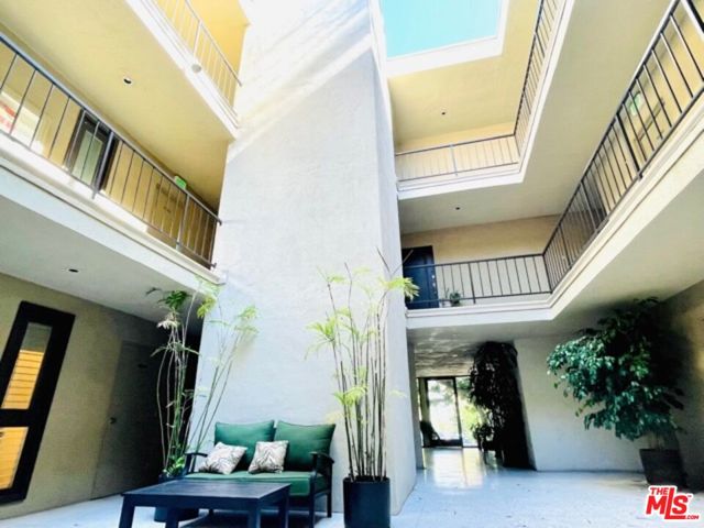 11789 Montana Avenue, Los Angeles CA: https://media.crmls.org/mediaz/b463e5ca-5d9f-48f0-b488-89f72b763adc.jpg