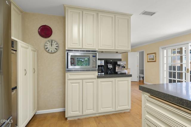 Detail Gallery Image 14 of 37 For 124 Reddington Ct, Camarillo,  CA 93010 - 4 Beds | 2/1 Baths