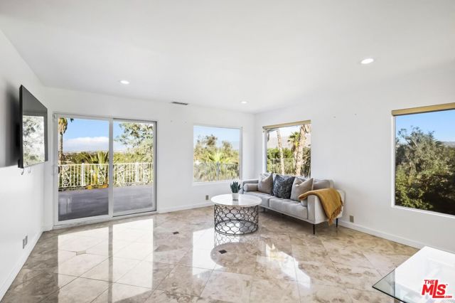 2357 Knob Hill Drive, Riverside CA: https://media.crmls.org/mediaz/b464e4ac-8c39-4cde-9e43-8414d568658d.jpg