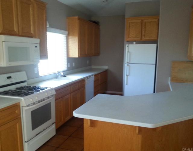 Detail Gallery Image 2 of 7 For 240 Elkwood Ave, Imperial Beach,  CA 91932 - 3 Beds | 2/1 Baths