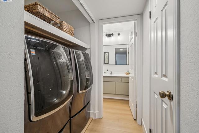 101 Carob Ln, Alameda CA: https://media.crmls.org/mediaz/b4665b23-e7ef-4c89-a2e7-fb49211a6076.jpg