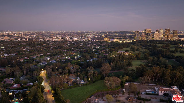 150 S Carolwood Drive, Los Angeles CA: https://media.crmls.org/mediaz/b46852fb-a820-4619-9185-333d18191f7c.jpg