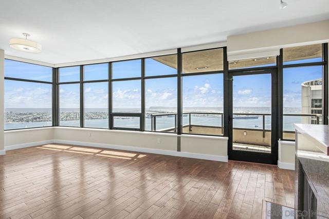 700 W E St, San Diego CA: https://media.crmls.org/mediaz/b4695d0e-1fef-4d65-b389-4fd0f4424988.jpg