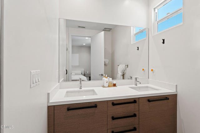 5664 Hazeltine Avenue, Sherman Oaks CA: https://media.crmls.org/mediaz/b46c3cb4-9b29-42c6-998d-0a2be67f79ba.jpg