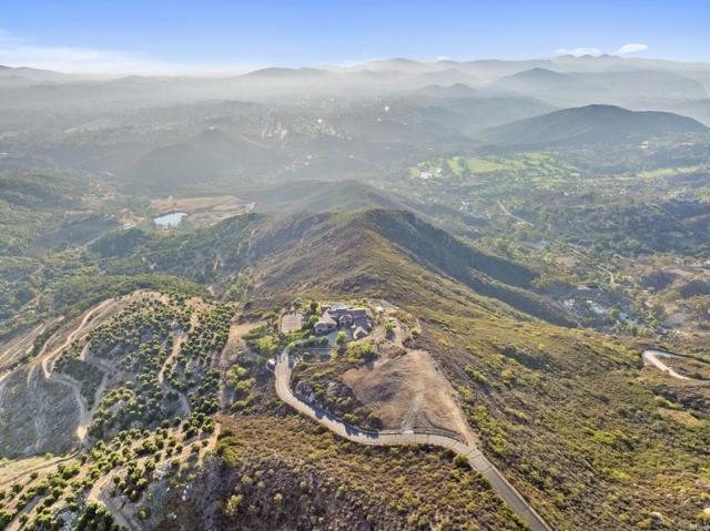 18010 Sunset Point Road, Poway CA: https://media.crmls.org/mediaz/b46cbbc2-896a-419b-adb7-fea36f9a16bf.jpg