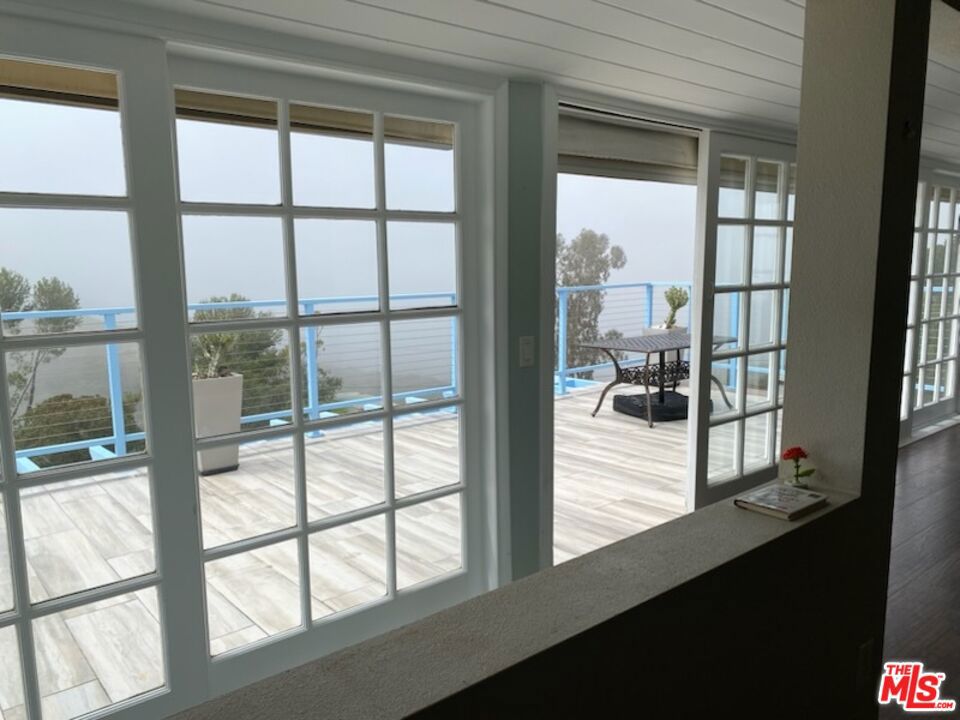 https://media.crmls.org/mediaz/b46d0fe7-1837-446f-8931-58af1472520c.jpg?preset=X-Large