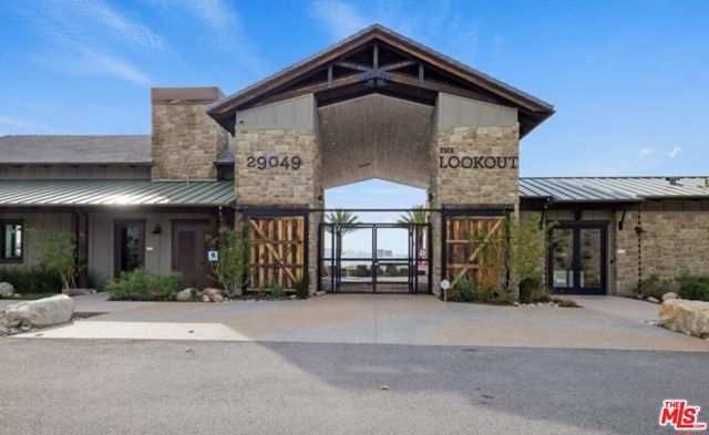 18215 Astro Court, Santa Clarita CA: https://media.crmls.org/mediaz/b46eca5a-a3cd-49d4-96f1-e30feb84bb4c.jpg