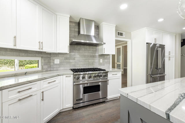 11554 Chestnut Ridge Street, Moorpark CA: https://media.crmls.org/mediaz/b46f1875-69ea-41b8-a19f-38dcce939bd2.jpg