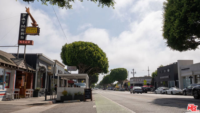 943 12th Street, Santa Monica CA: https://media.crmls.org/mediaz/b46f4624-a96e-42c1-b29c-0e4d380b2801.jpg